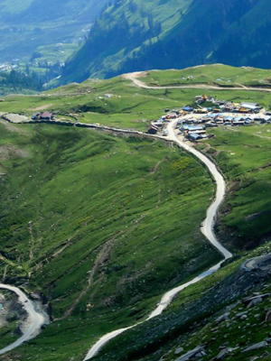 MOTOGARH Manali – Summit Base garage cafe in the mountains